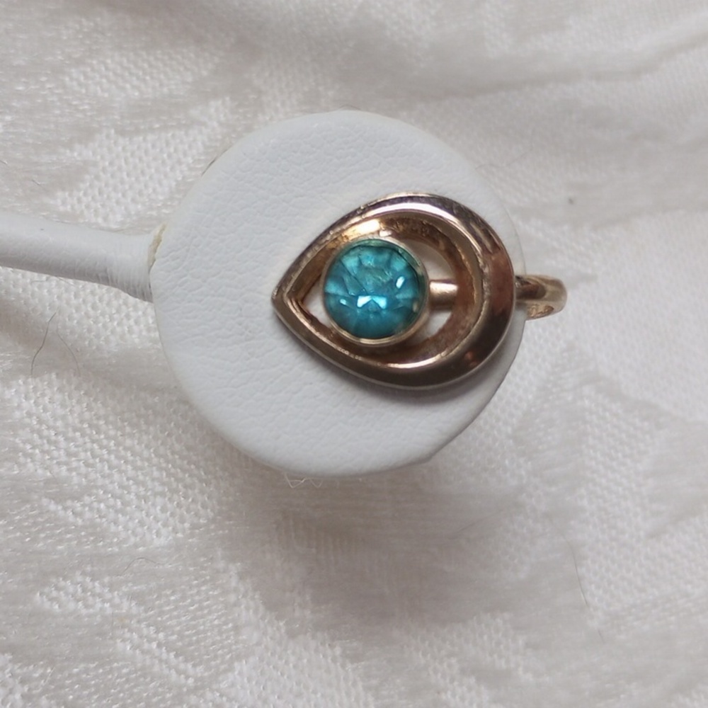 Gold Tone Blue Rhinestone 1/2 Inch Screw Back Flower Earrings Vintage Costume